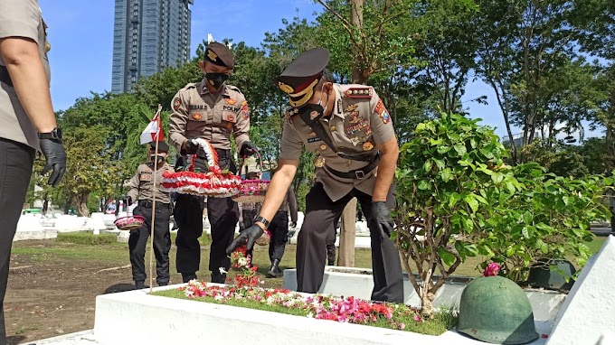 Momentum Hari Bhayangkara ke-75, Kapolda Jatim Ziarah ke TMP 10 November Surabaya