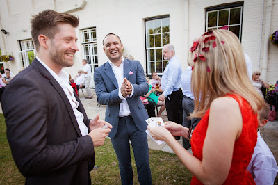 Excellent wedding magician entertaining guests - Neb Magic