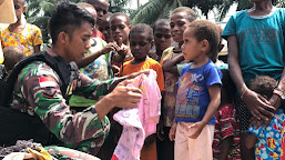   Satgas Pamtas Bagikan Baju Kepada Anak-anak Kampung Yabanda