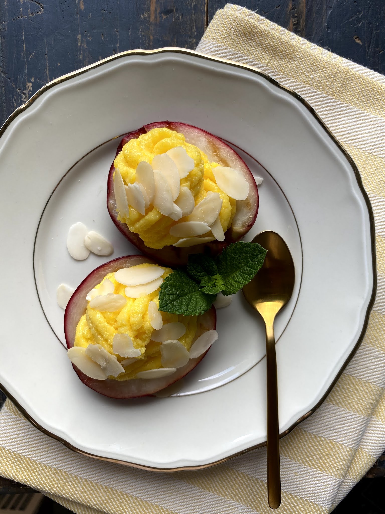 Pesche grigliate con crema alla vaniglia