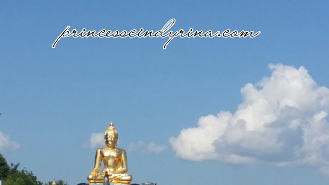 huge golden Buddha statue