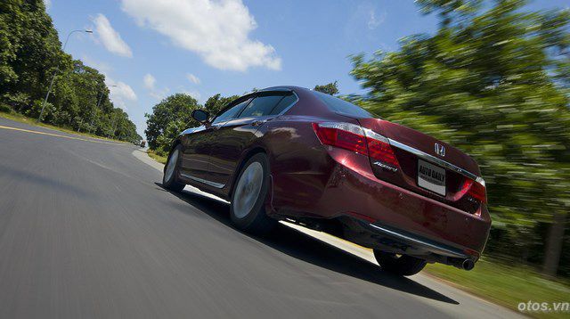 Cầm lái và trải nghiệm xe oto Honda Accord 2015