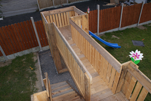 Playground construído de paletes de madeira