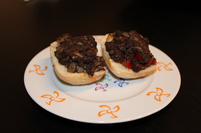 CHAPATITAS CON REVUELTO DE MORCILLA DE MATANZA, CEBOLLA Y PIMIENTOS ROJOS.