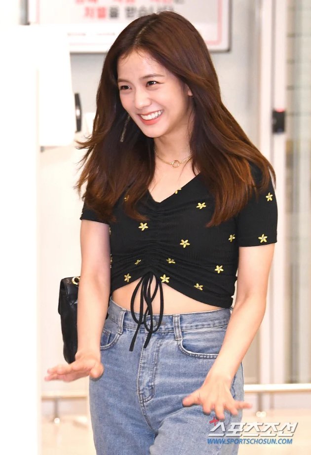 Smile Widely at the Airport, BLACKPINK Jisoo Reap Praise From Netizens