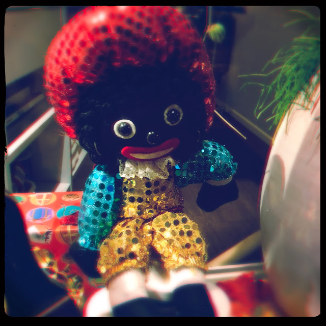 Zwarte Piet-pop in etalage