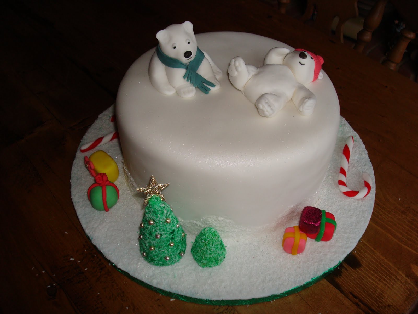 3D Christmas Fondant Cakes | Emicakes