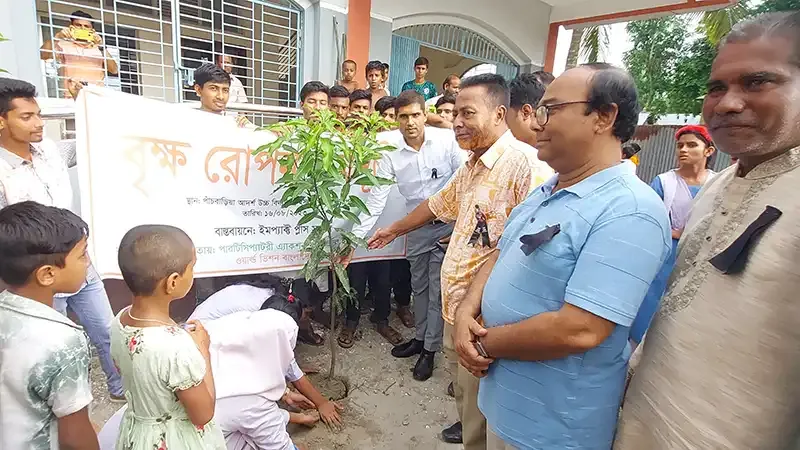 ইসলামপুরে সুবিধাভোগীদের মাঝে ফলজ গাছের চারা বিতরণ