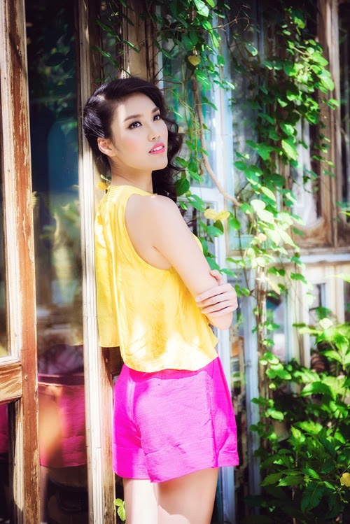 Photos of Lan Khue is in bright sunshine