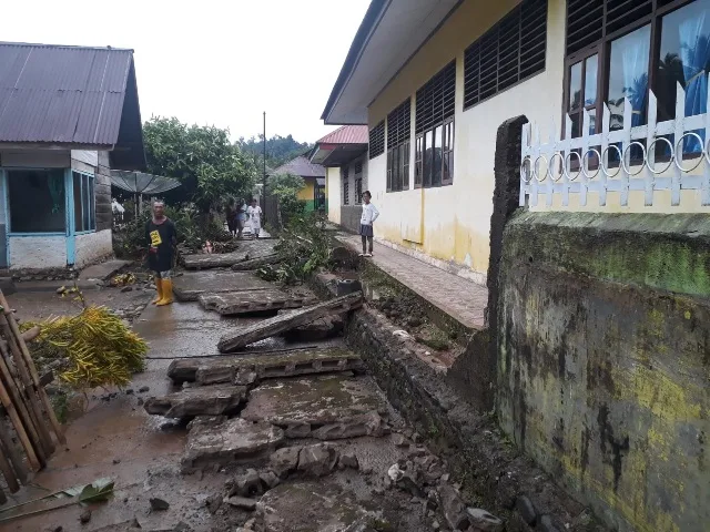 Merusak Dua Sekolah, Pemprov Sumbar Diminta Segera Menormalisasi Sungai Batang Pelangai