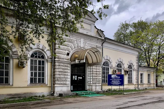 проезд Комсомольской Площади, офис компании «Трансконтейнер» – бывшая Товарная контора Петербурго-Московской железной дороги (здание построено в 1891 году; снесено в 2025 году)