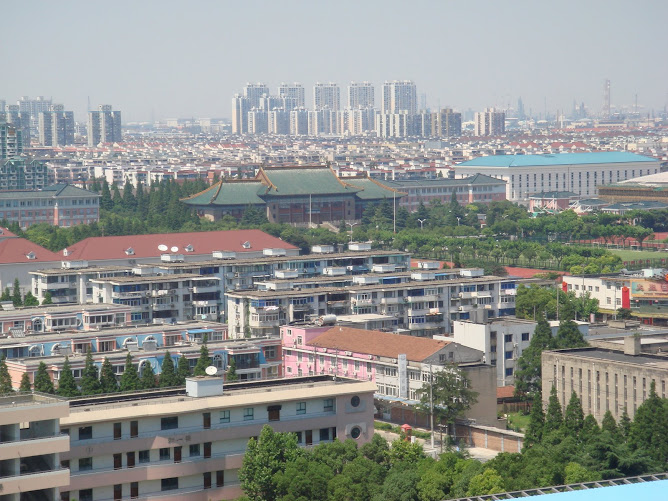 2008/07/07從二軍大藥學院研究大樓,俯視"61年後"的"上海市政府"大樓