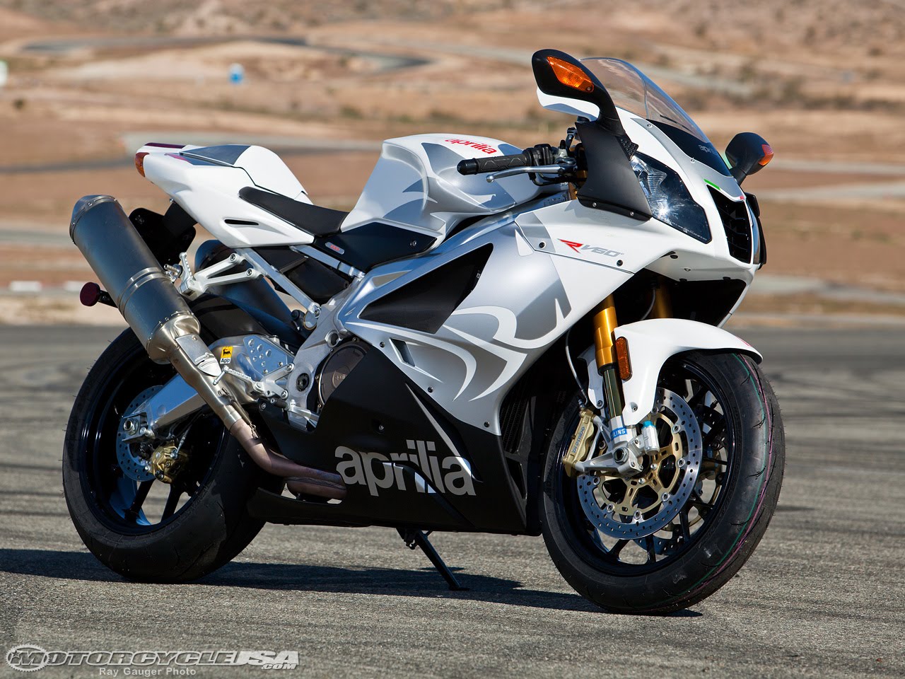 2010 Aprilia RSV 1000 R Motorcycle title=