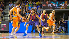 El Valencia Basket supera al Barça en el Palau y sigue soñando