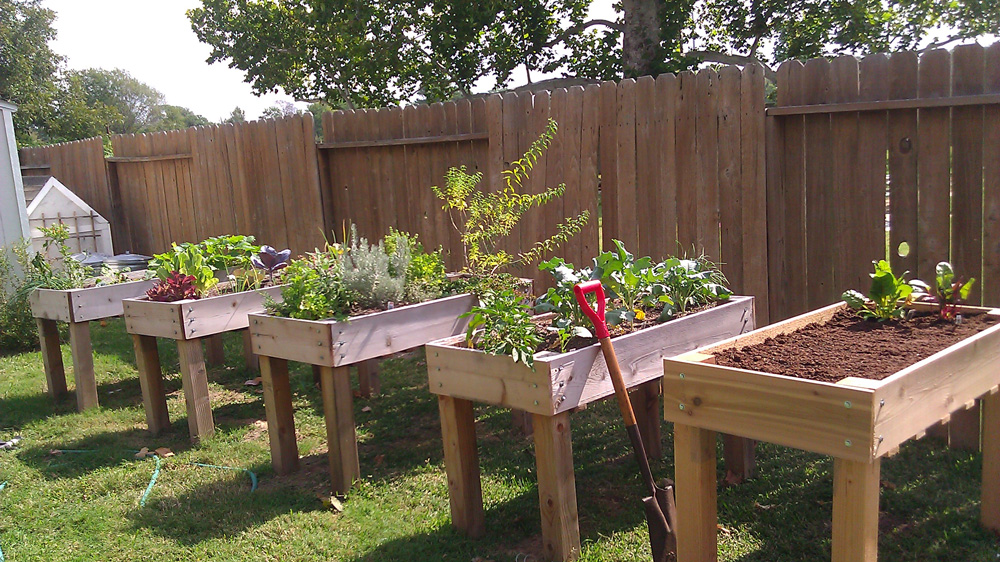 Counter Height Garden Box / Image via Ana-White