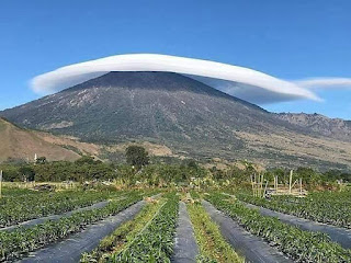 INDAHNYA 😍 Fenomena Gunung Rinjani berpayung awan terjadi tadi pagi ini (17/7) setelah gerhana bulan.