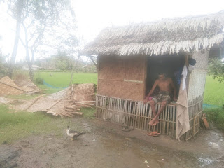 Miris, Rumah Marbot Masjid di Desa Cibungur Pandeglang Ambruk, Terpaksa Tinggal di Bekas Kandang Kambing