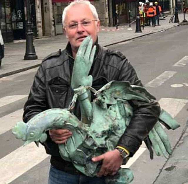 Philippe Villeneuve salvando o galo-relicário da agulha de Notre Dame 