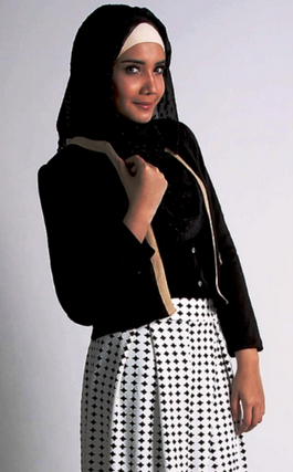 Contoh Model Baju Muslim Monokrom Rancangan Zaskia Sungkar