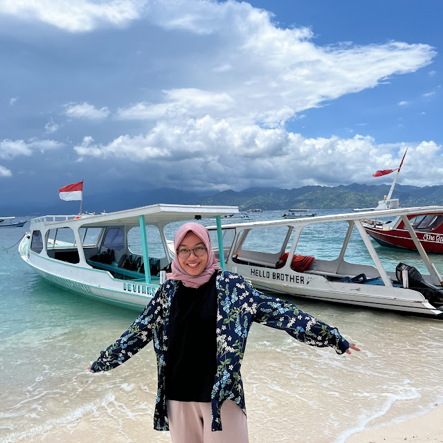 Aku berpose di depan kapal-kapal yang sedang berlabuh di Gili Trawangan