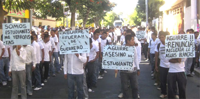Alumnos de Ayotzinapa “toman” 4 radiodifusoras una hora en Chilpancingo