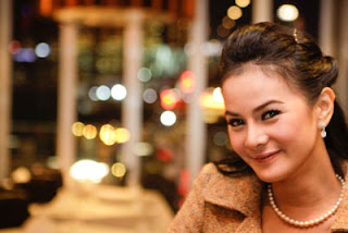 Artis Cantik Astrid Tiar