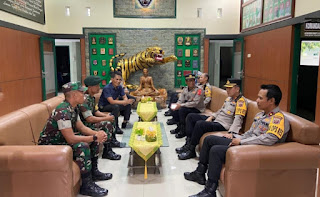 Perkuat Sinergitas TNI-Polri, Kapolres Sumedang Kunjungi Yonif 301/PKS