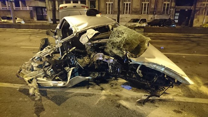 Brutális baleset Budapesten: nagy sebességgel villanyoszlopnak csapódott egy autó a Váci úton