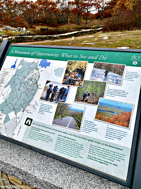 Carteles Informativos en la Cima de Wachusett Mountain en Massachusetts