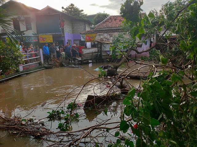 Pohon Tumbang dan Air Sungai Meluap Ke Permukiman Warga Jalan Baru UNDERPASS BEKASI TIMUR