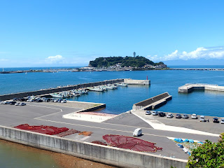 腰越漁港と江ノ島