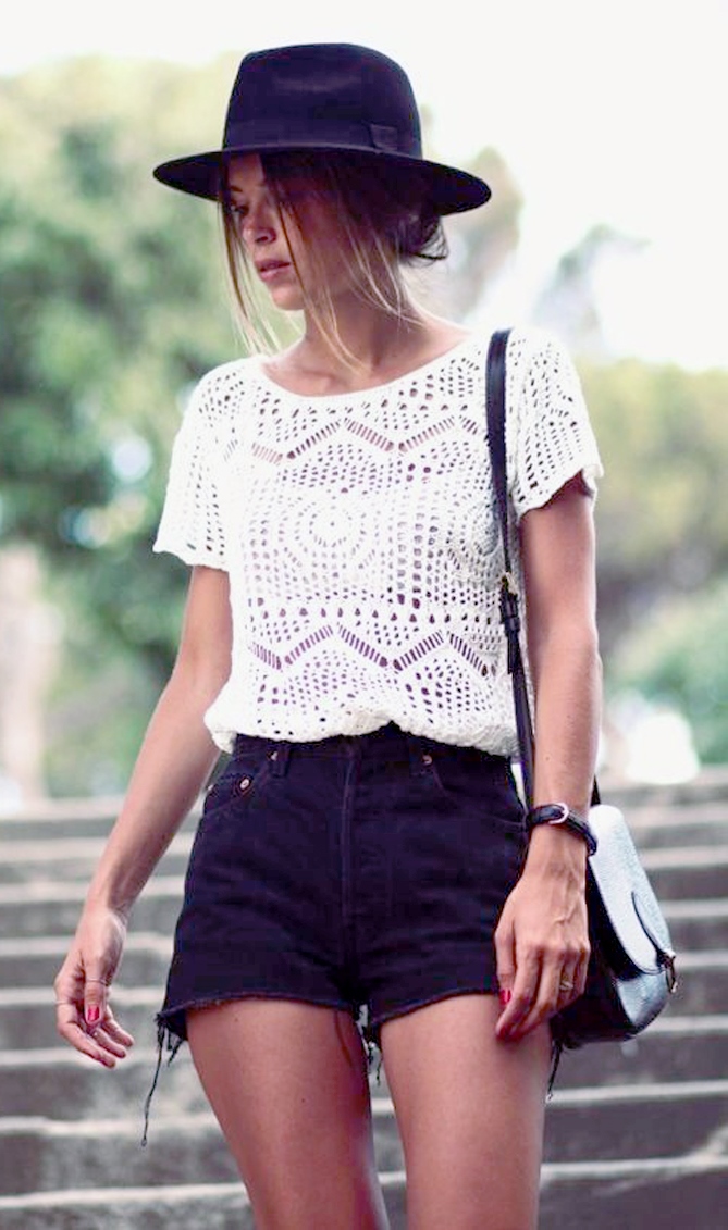 black and white summer outfit | hat + knit top + bag + denim shorts