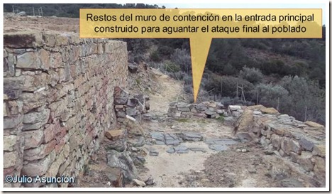 Entrada principal con muro de contención