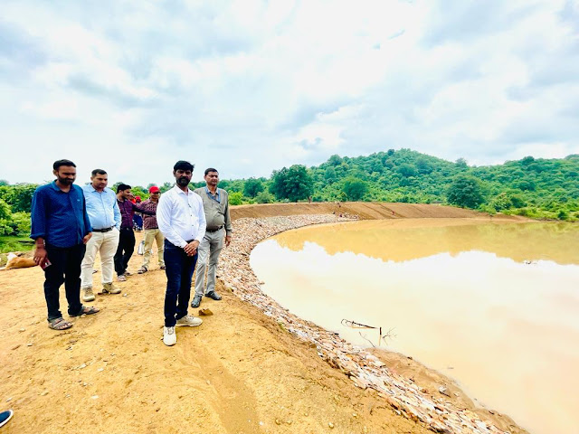 कैच द रेन अभियान कटनी :साइंटिस्ट और तकनीकी अधिकारी  ग्रामीण क्षेत्रों में निर्मित जल संरचनाओं का किया निरीक्षण | Catch The Rain Katni