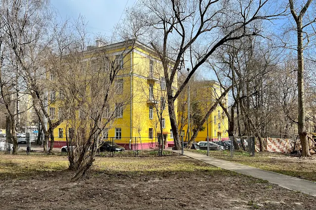 Песчаная улица, дворы, жилой дом 1949 года постройки – жилой дом для сотрудников Курчатовского института и физиков-ядерщиков