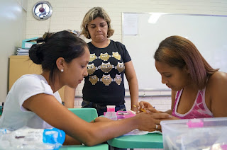 As aulas de manicure seguem sob os atentos olhos da professora