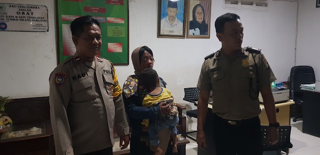 Personil Polsek Setu Antarkan Ibu Membawa Bayi yang Diduga ODGJ ke Yayasan Rehabilitasi