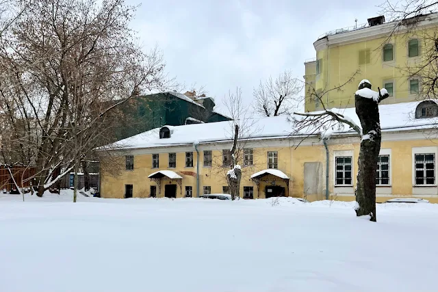 Андроньевский проезд, северный флигель бывшей усадьбы Хрящева - Шелапутиных (построен в 1790-х годах)