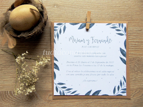 Invitación de boda cuadrada de estilo moderno y romántico con hojas pintadas en acuarela