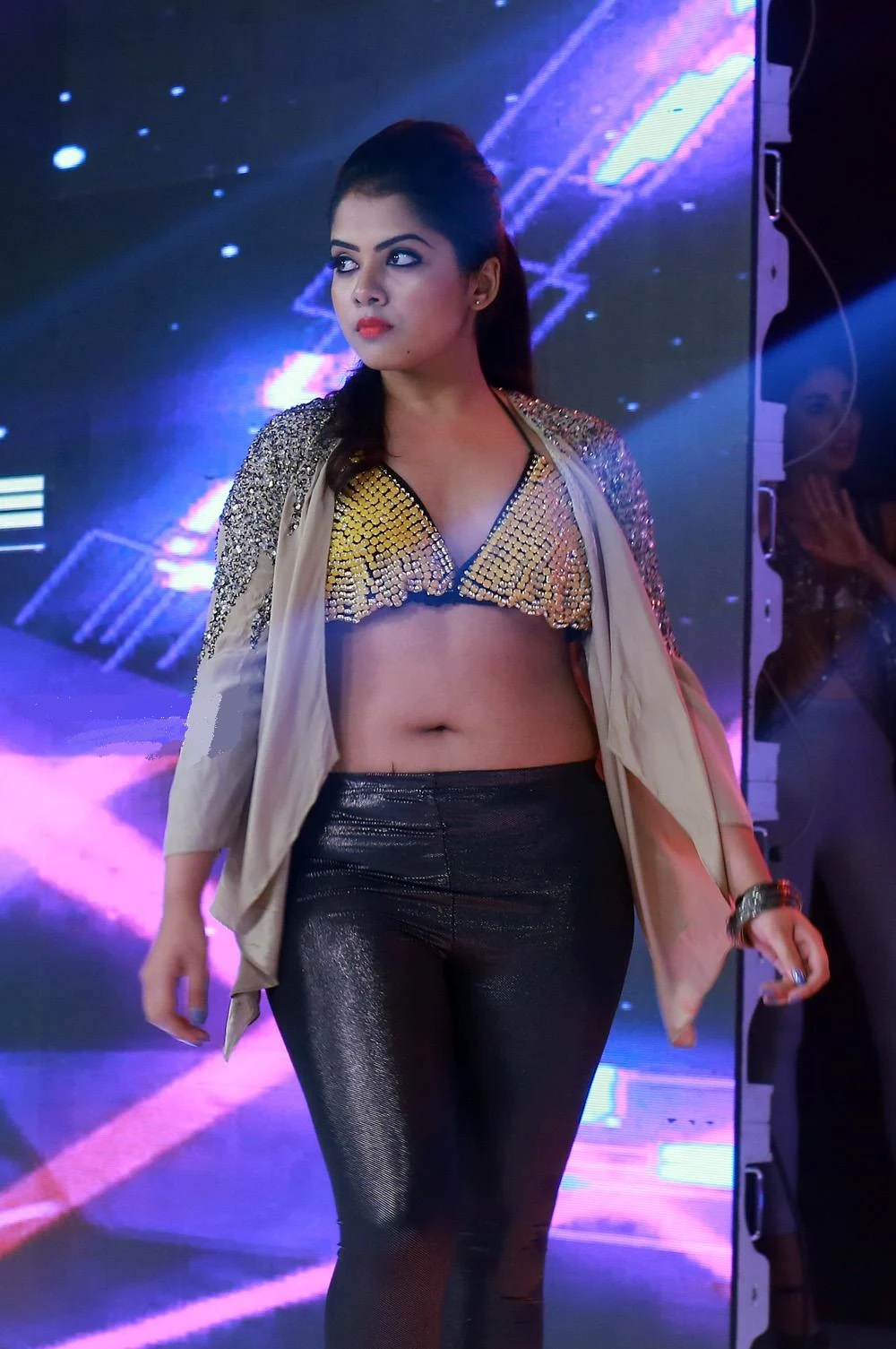 Vidya Vijayakumar Hot Navel