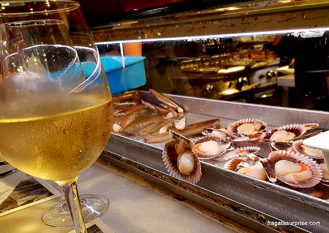 Balcão de restaurante de frutos do mar no Mercado da Boqueria, Barcelona