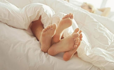 ممارسة الجنس رجل امرأة اقدام فتاة بنت سرير العلاقة الحميمة ممارسة الجنس  الجماع  man woman feet having sex making love sleeping