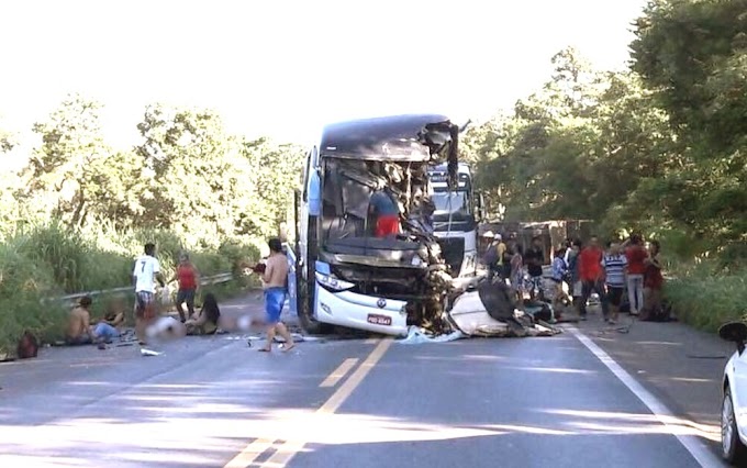 Colisão entre ônibus e carreta em Goiás deixa pelo menos sete mortos