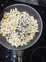 Pop-corns dans poêle pour la soupe de maïs