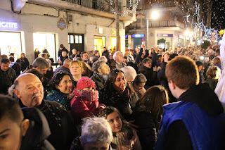 Miles de personas llenan las calles de Barakaldo al paso de la cabalgata de Reyes