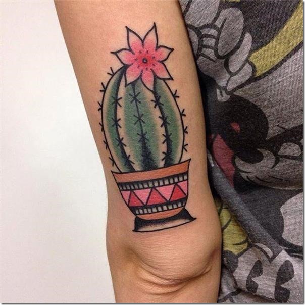 tatuaje-a-color-de-cactus-en-la-parte-externa-del-brazo