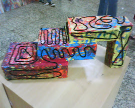Escultura abstrata com sucata