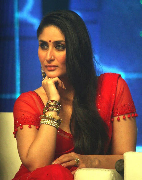 Kareena Kapoor looking damn hot in red Saree