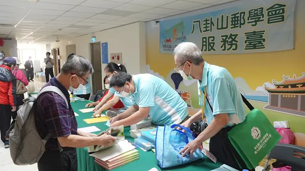 ▲民眾在參觀之餘，也可以現場選購集郵品。（記者林明佑攝）