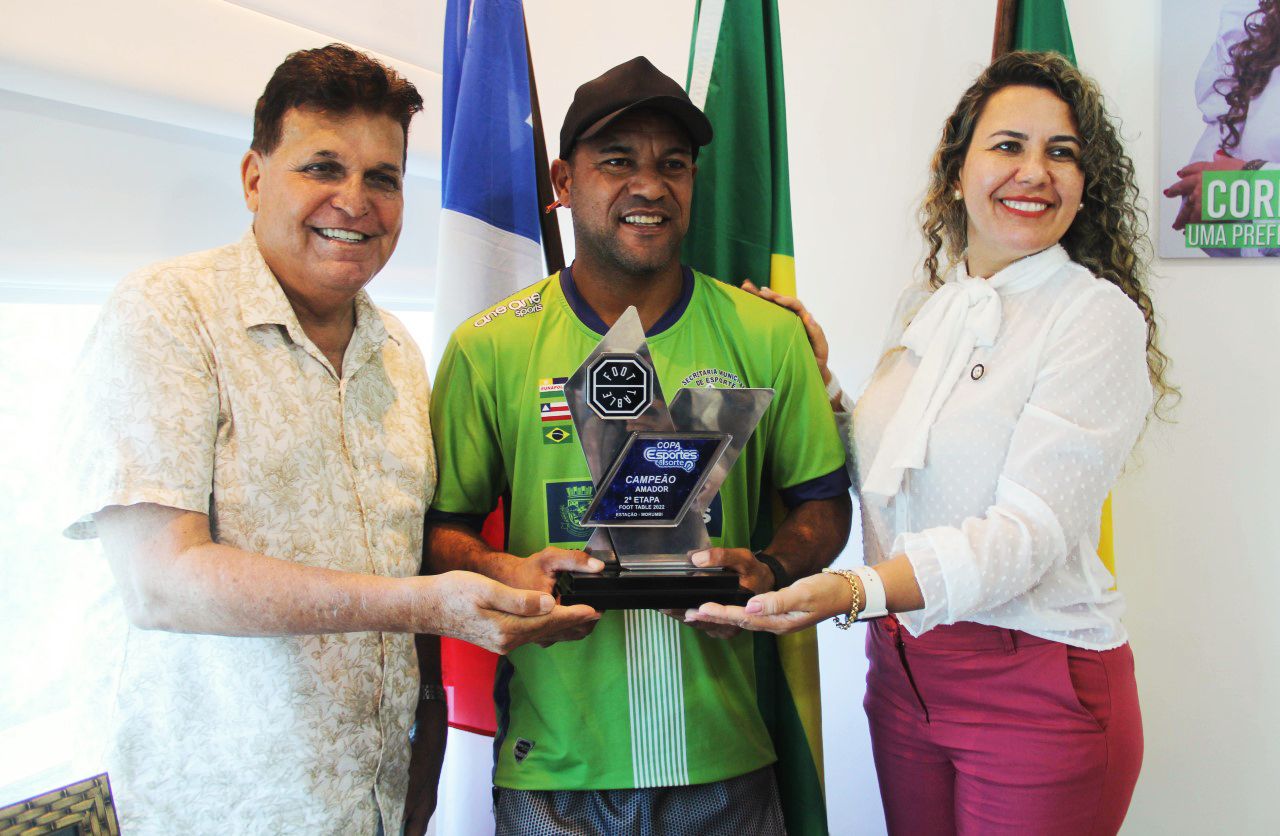 Prata da casa: campeão brasileiro de futmesa é recebido pela prefeita de Eunápolis